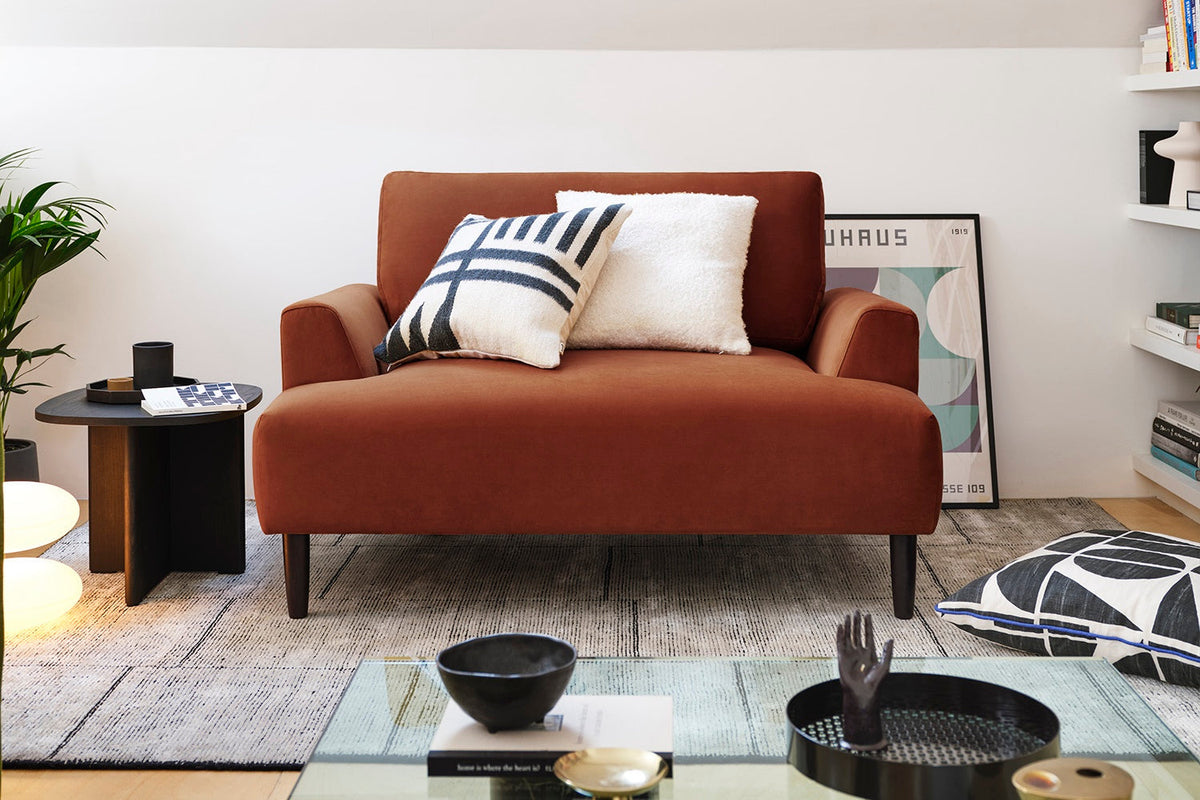 Model 05 Loveseat, Oak / Umber